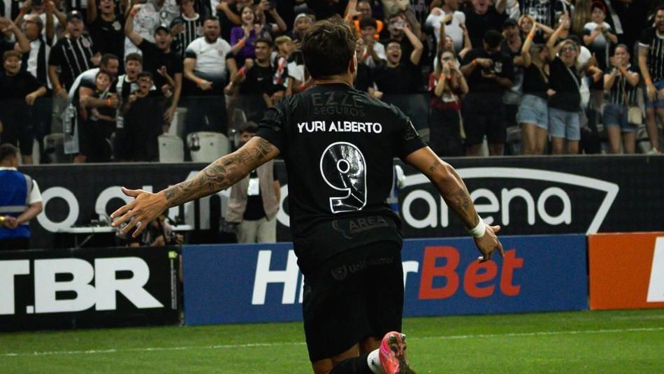 Yuri Alberto comemora gol contra o Santos, na semifinal do Campeonato Paulista