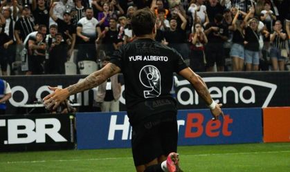 Yuri Alberto comemora gol contra o Santos, na semifinal do Campeonato Paulista