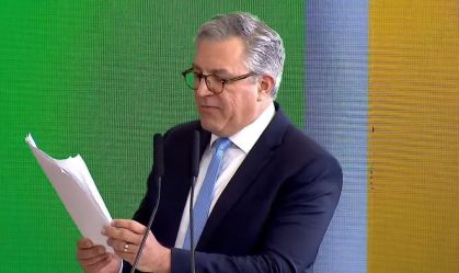 Na posse, Padilha desafia Zé Gotinha: Se prepara para vacinar quem precisa