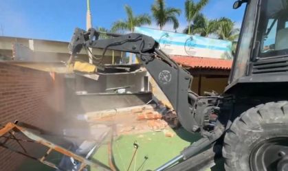 Vídeo: 'Resort de luxo' de Peixão é demolido no Complexo de Israel, no Rio