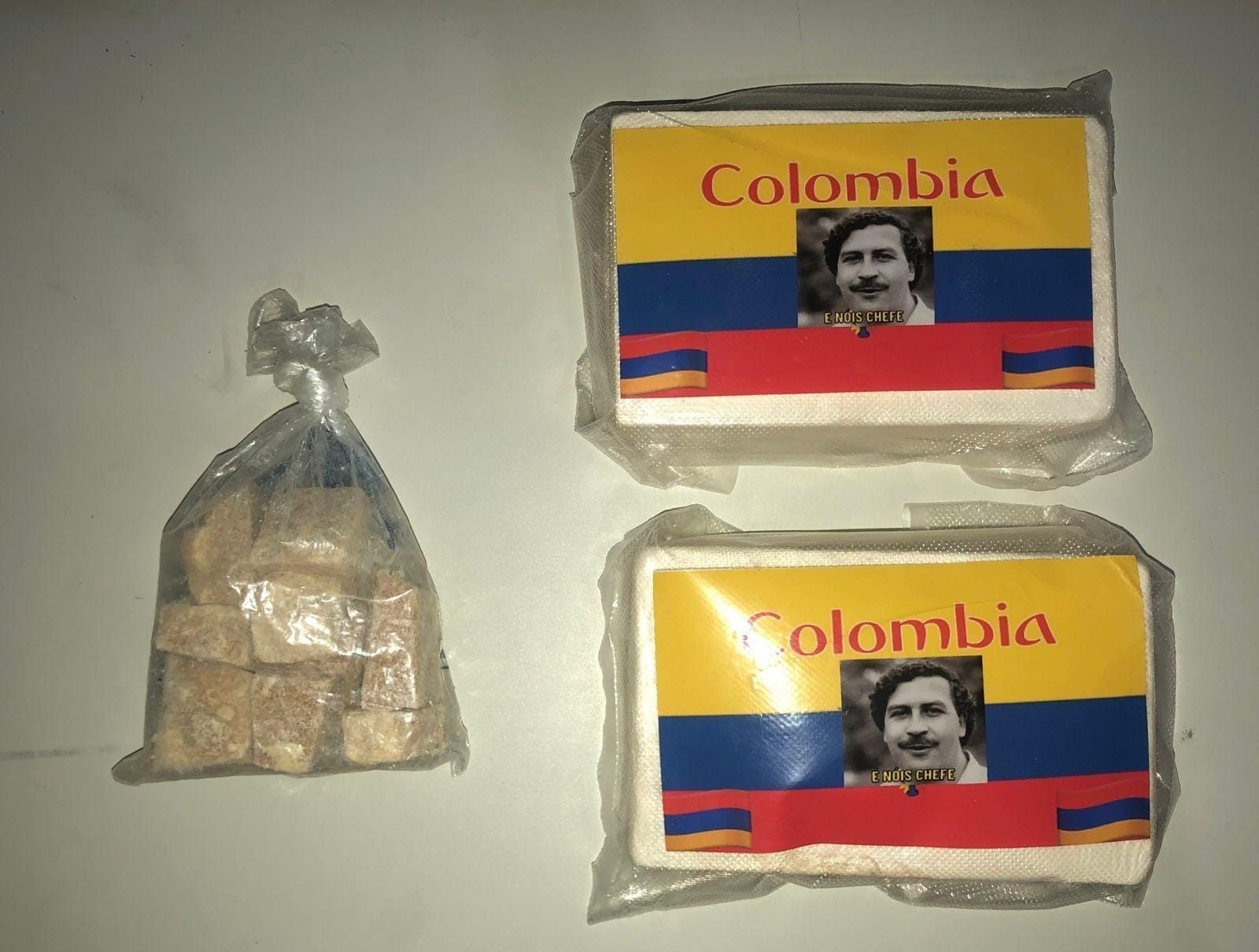 Polícia apreende droga embalada com a foto de Pablo Escobar, na Região Metropolitana de Salvador • PMBA