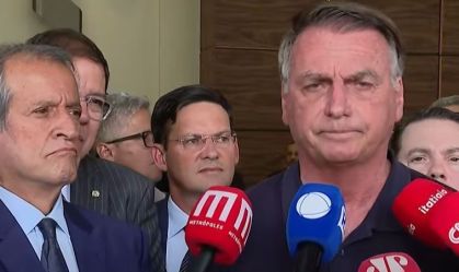 Querem me tirar do cenário político do ano que vem, diz Bolsonaro