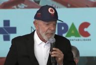 Lula fala em descobrir "ladrão que passou a mão no direito de comer ovo"