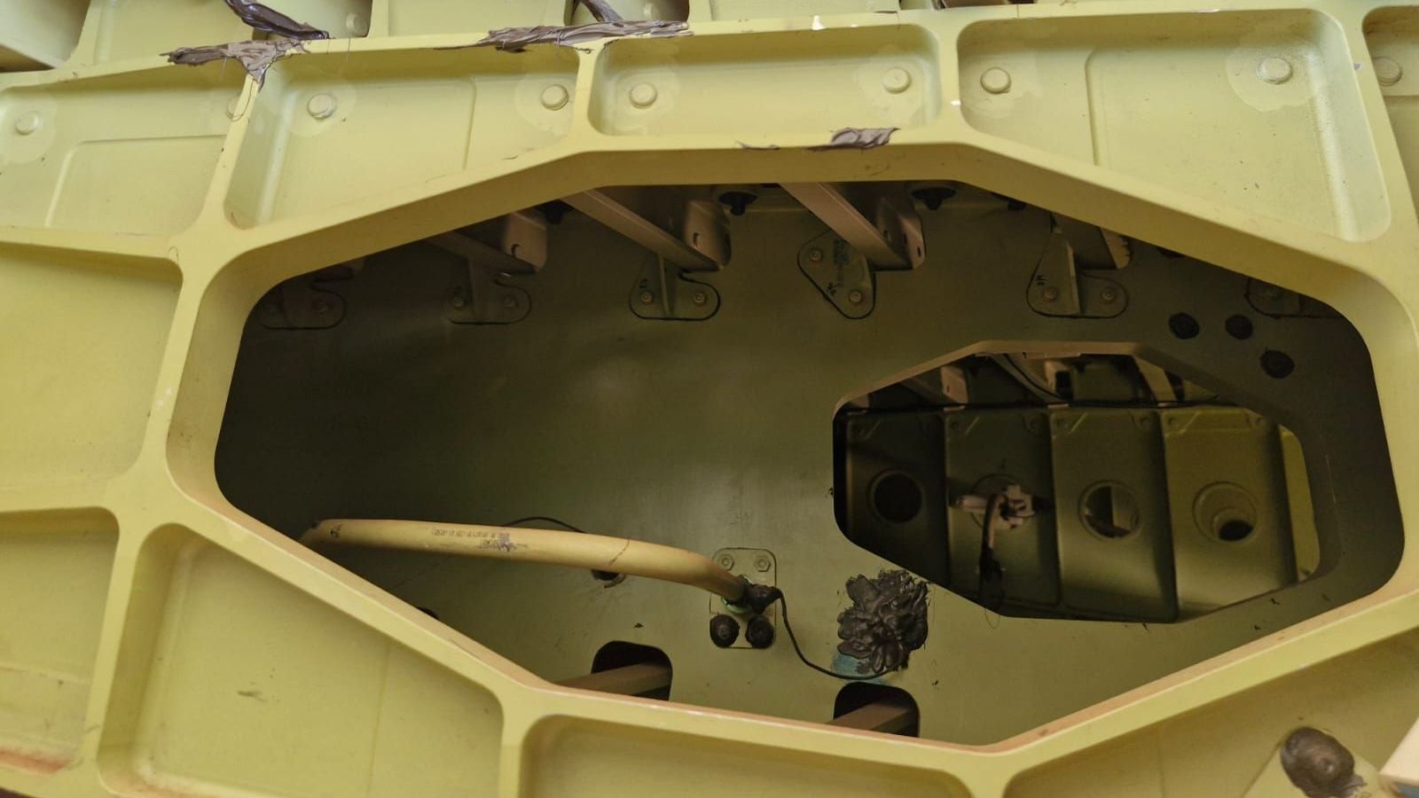 Tanque de combustível de um Airbus A320; estrutura foi aberta para alunos da escola de mecânicos da Latam em São Carlos (SP) • Fábio Munhoz/CNN