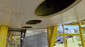 Parte de baixo da asa do avião