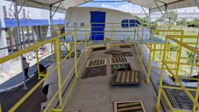 Asa e cabine de avião foram colocados na escola de mecânicos da Latam em São Carlos (SP)