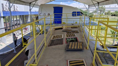 Asa e cabine de avião foram colocados na escola de mecânicos da Latam em São Carlos (SP)
