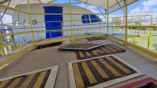 Asa e cabine de avião foram colocados na escola de mecânicos da Latam em São Carlos (SP)