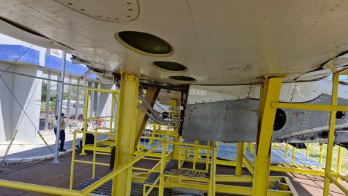 Parte de baixo da asa do avião