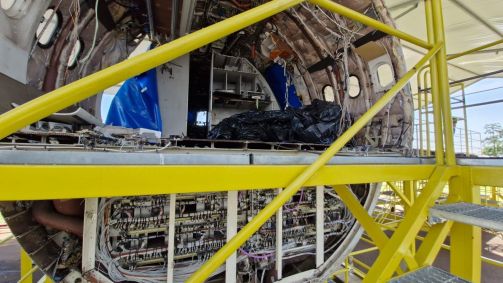 Cabine de um A320 da Latam foi desmontada para que os alunos possam ver como funciona um avião por dentro