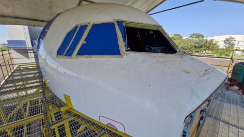 Cabine de um A320 da Latam foi desmontada para que os alunos possam ver como funciona um avião por dentro