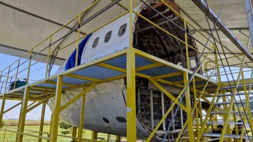 Cabine de um A320 da Latam foi desmontada para que os alunos possam ver como funciona um avião por dentro