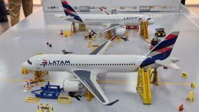 Maquetes de aviões utilizadas para treinamento de mecânicos na escola da Latam em São Carlos (SP)