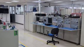 Oficina de componentes eletrônicos no centro de manutenção da Latam em São Carlos (SP)