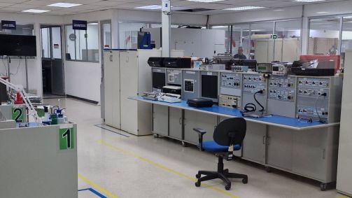 Oficina de componentes eletrônicos no centro de manutenção da Latam em São Carlos (SP)