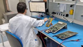 Oficina de componentes eletrônicos no centro de manutenção da Latam em São Carlos (SP)