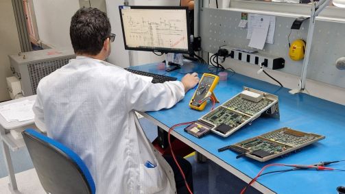 Oficina de componentes eletrônicos no centro de manutenção da Latam em São Carlos (SP)