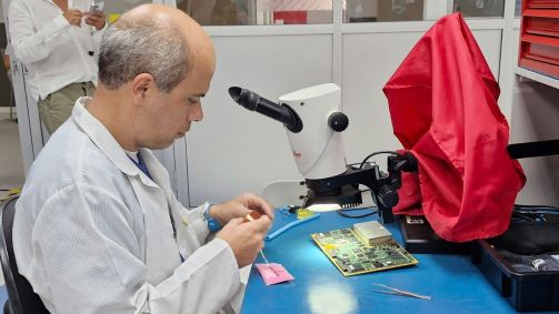 Profissional faz a manutenção de uma placa na oficina de componentes eletrônicos do Latam MRO, em São Carlos (SP)