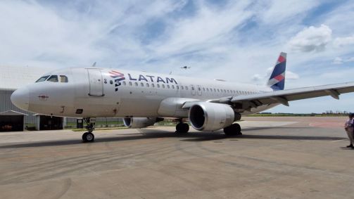 Drone faz a inspeção da parte externa de um Airbus A320 da Latam
