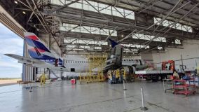 Airbus A320 durante revisão no centro de manutenção da Latam em São Carlos (SP)