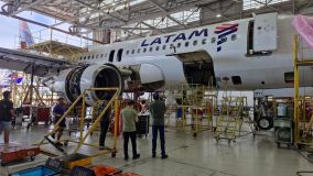 Airbus A320 durante revisão no centro de manutenção da Latam em São Carlos (SP)