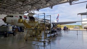 Boeing 767 da Latam durante revisão no centro de manutenção da empresa em São Carlos (SP)