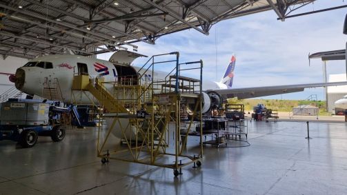 Boeing 767 da Latam durante revisão no centro de manutenção da empresa em São Carlos (SP)
