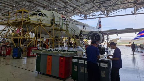 Funcionários trabalham no centro de manutenção da Latam em São Carlos, no interior de São Paulo