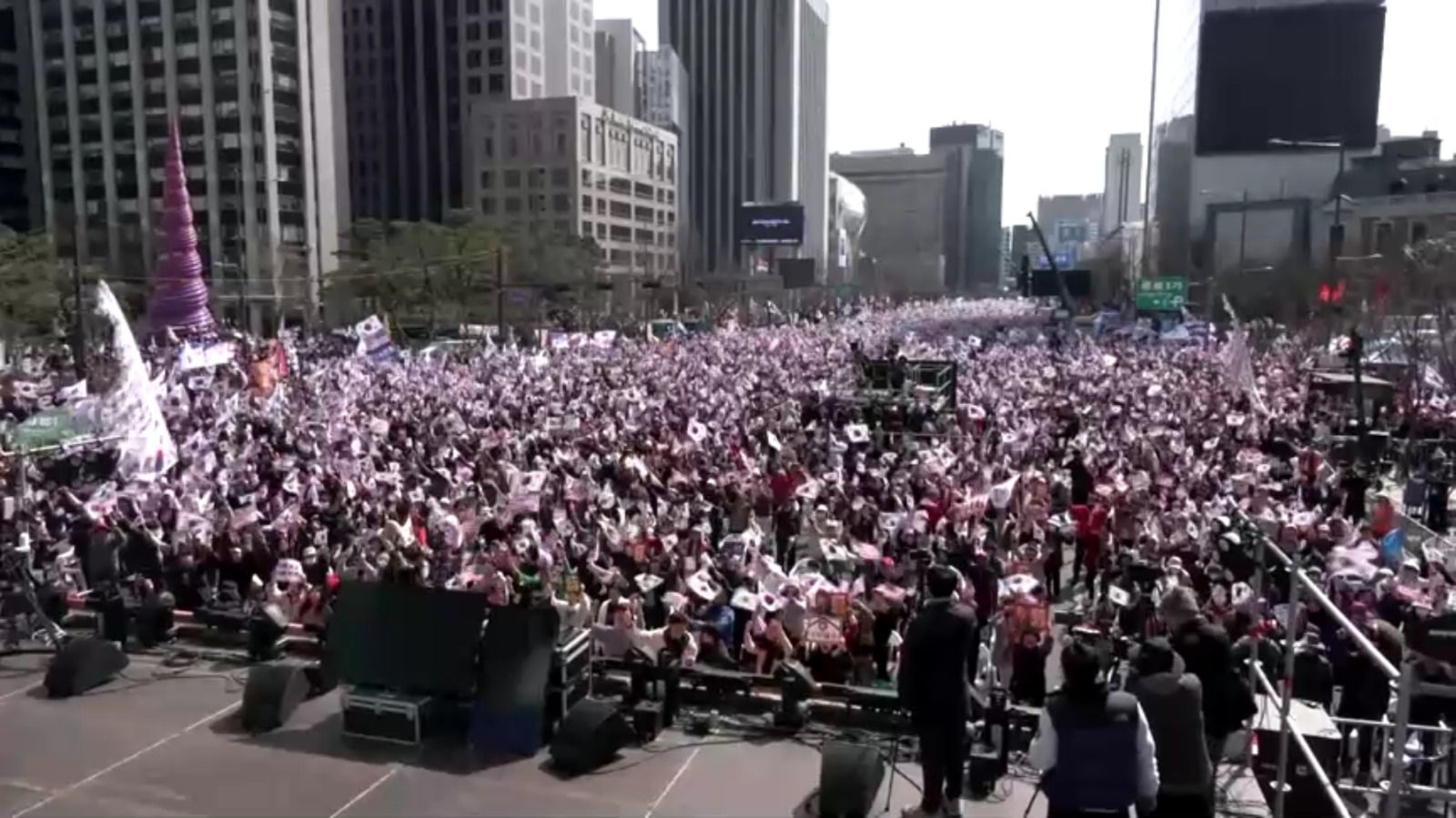 Manifestantes sul-coreanos realizam protestos antes da decisão de impeachment de Yoon.
