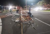 Chuva e ventos derrubam torre de TV e causam destruição em Bauru
