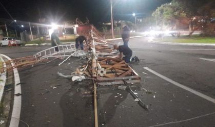 Chuva e ventos derrubam torre de TV e causam destruição em Bauru