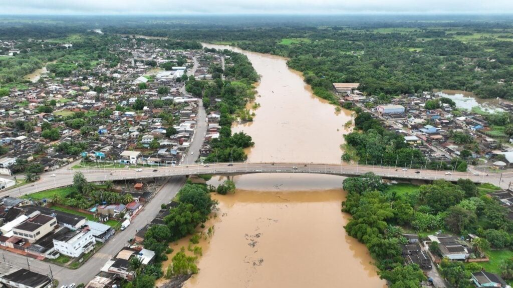 Rio afetado pelas chuvas no Acre