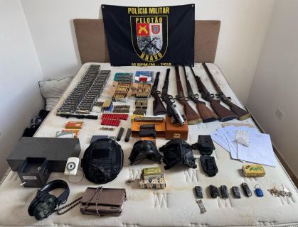 Armas, carregadores, munições e chaves de carros importados apreendidos no "bunker do crime"