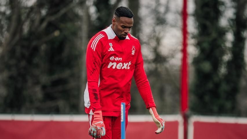 Carlos Miguel, goleiro do Nottingham Forest, voltou a treinar com bola após lesão