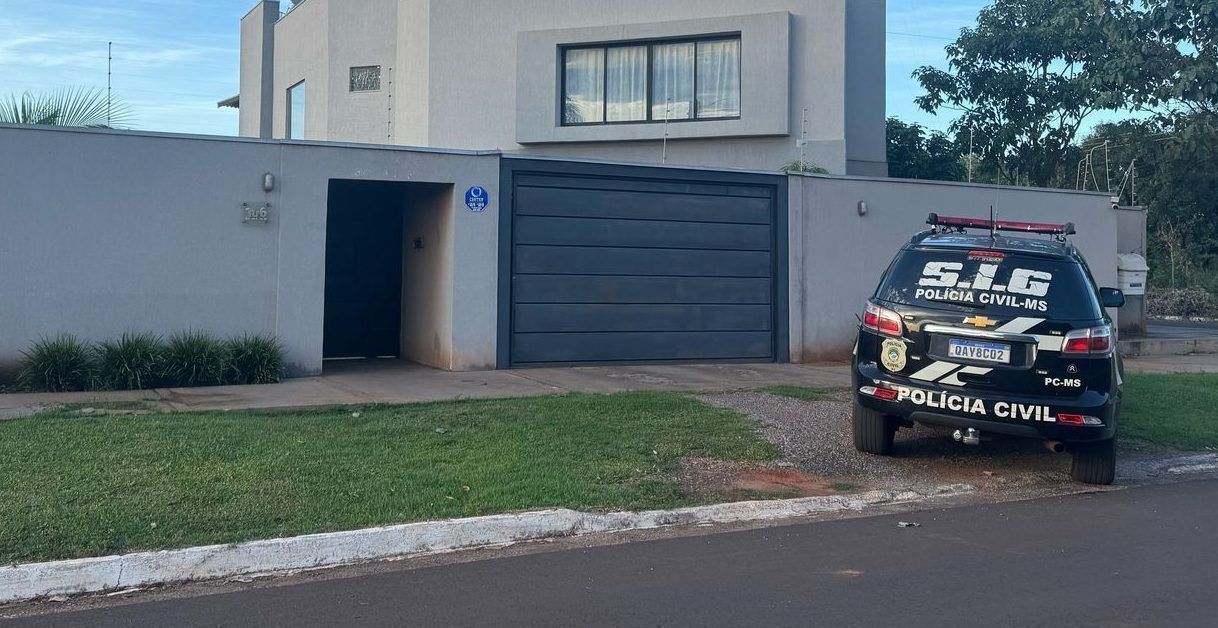 Polícia cumpriu mandato em três residências foram. • Reprodução