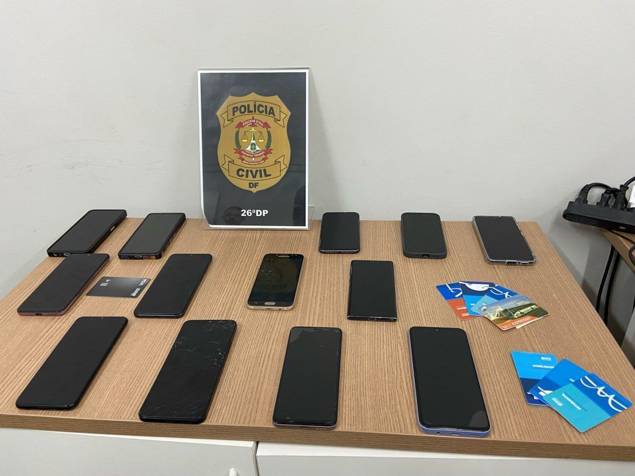 Polícia prende criminosos peruanos que roubavam celulares no transporte público do DF