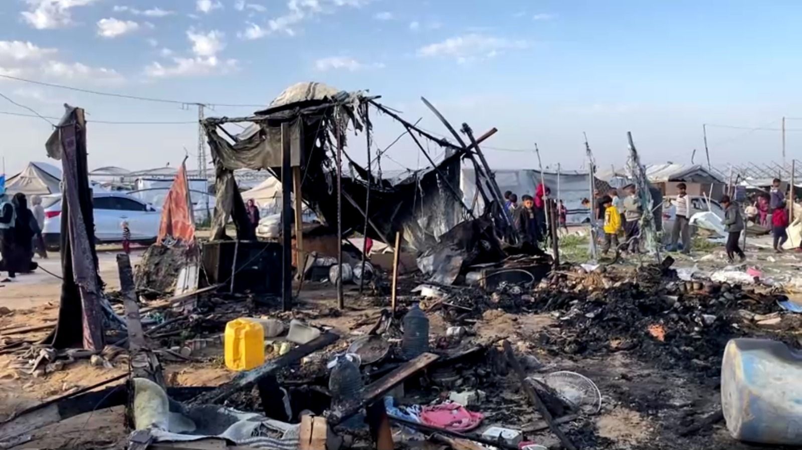 Ataques israelenses queimam tendas de deslocados em Khan Younis, em Gaza.