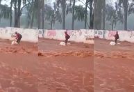Vídeo: Homem “surfa” em correnteza durante enchente em Campo Grande (MS)