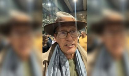Richard Quest, jornalista da CNN, no aeroporto de Guarulhos