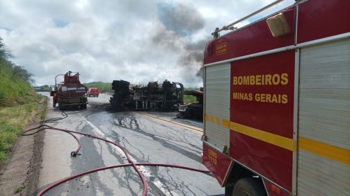 Veículo queimado no meio da pista após acidente