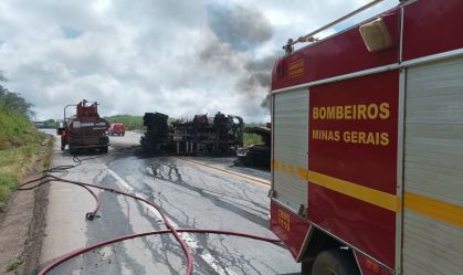 Veículo queimado no meio da pista após acidente