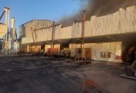 Incêndio em fábrica de amendoim já dura mais de 40 horas no interior de SP