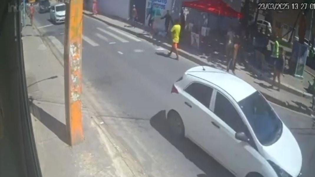 Pessoas correm com medo de serem atingidas pelos tiros