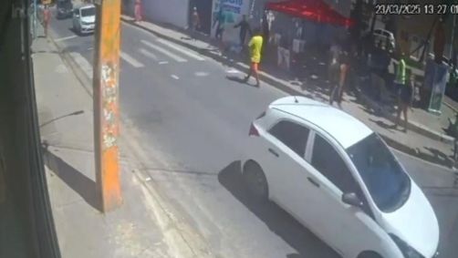 Pessoas correm com medo de serem atingidas pelos tiros