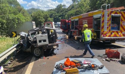Impacto violento: carro vira "ovo" após acidente em SC