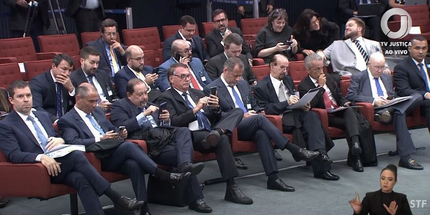 O ex-presidente Jair Bolsonaro sentado na primeira fila da sessão da Primeira Turma do STF • Reprodução/TV Justiça