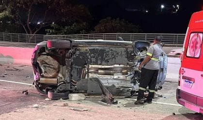 Motorista bêbado é preso após fugir de blitz e tombar carro em Vitória (ES)