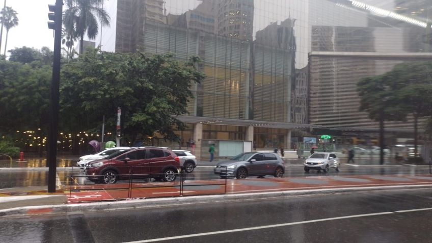 Chuva na Avenida Paulista, em São Paulo • reprodução