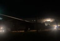 Avião da Latam com 107 passageiros sai da pista durante o pouso em SC
