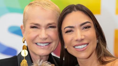 Xuxa e Patrícia Abravanel juntas. Ambas sorriem. Xuxa é loira e tem os olhos azuis. Patrícia tem os cabelos e olhos castanhos.